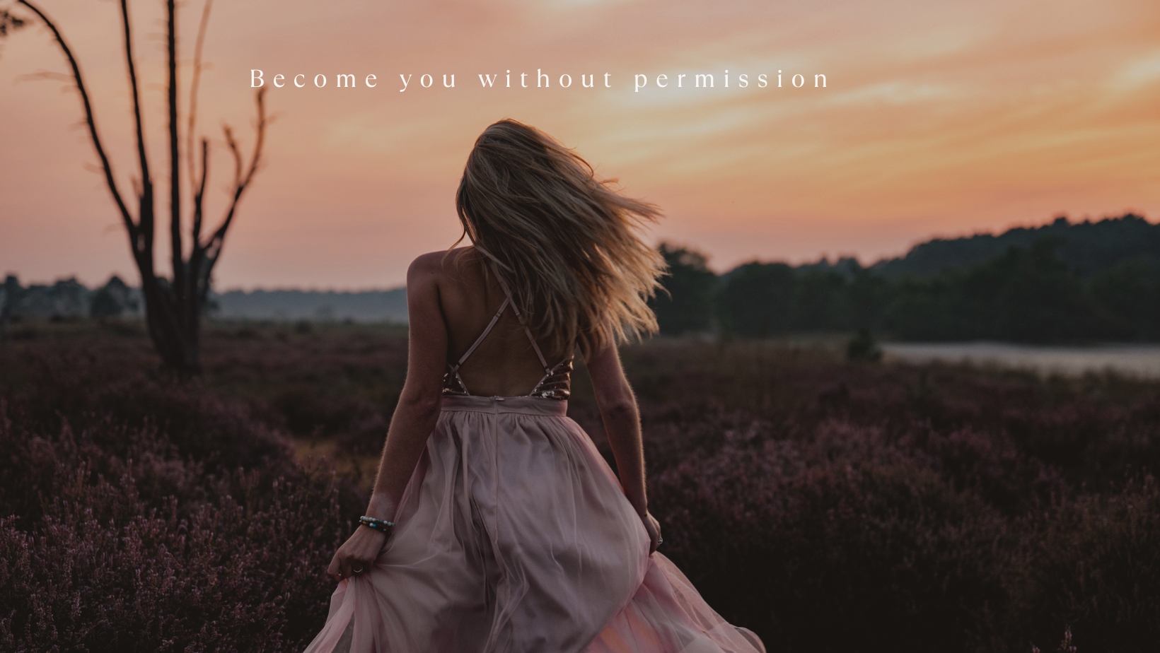 Vrouw in avondlicht op de heide — Become You Without Permission